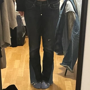 Jeans - Ett par lågmidjade blåa jeans. Har sytt till tygbit på jeansen själv för att få bootcut❤️