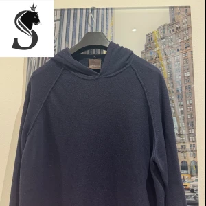 Oscar Jacobson  - En mörkblå oscar jacobson ”Pascal” hoodie utan defekter i mycket bra skick. Strl L fits M. Nypris 1499| vårt pris:749kr. Vid frågor ”kontakta”📩