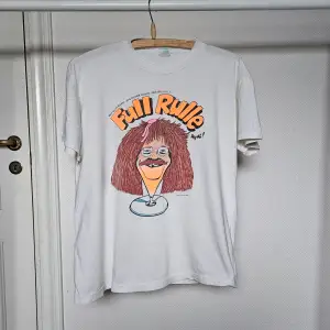 Frän vintage t-shirt med 80's throwback till    Full-Rulle av Sven Melander, fråga era päron - de har stenkoll 😉 Mycket gott skick!