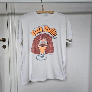 Full Rulle! - Frän vintage t-shirt med 80's throwback till    Full-Rulle av Sven Melander, fråga era päron - de har stenkoll 😉 Mycket gott skick!