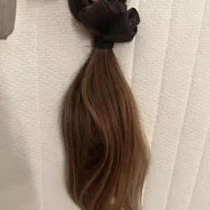 Använt 1 gång, jättefint skick som nytt! 🫶🏼🩷Från Rapunzel of Sweden, 7 delar clip in!  Färg: brownish blonde balayage 40cm