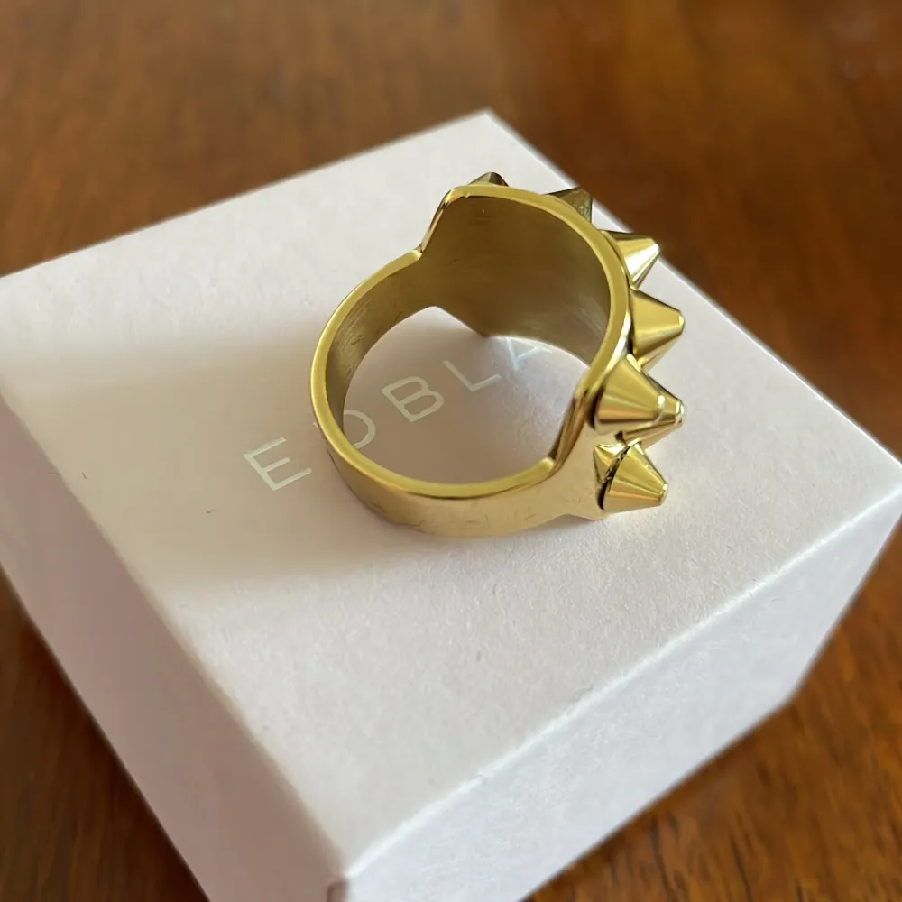 Säljer denna fina ring eftersom det ej är min stil längre💕helt ny, inköps pris 400 säljer för 200💕. Accessoarer.