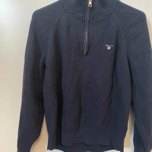 Stickad marinblå Gant half zip tröja. Mycket fint skick. Nypris cirka 700-800kr.