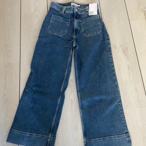 Helt nya jeans - Jenas från & other stories i storlek 40 men skulle säga att det passar 38/M mer. 
