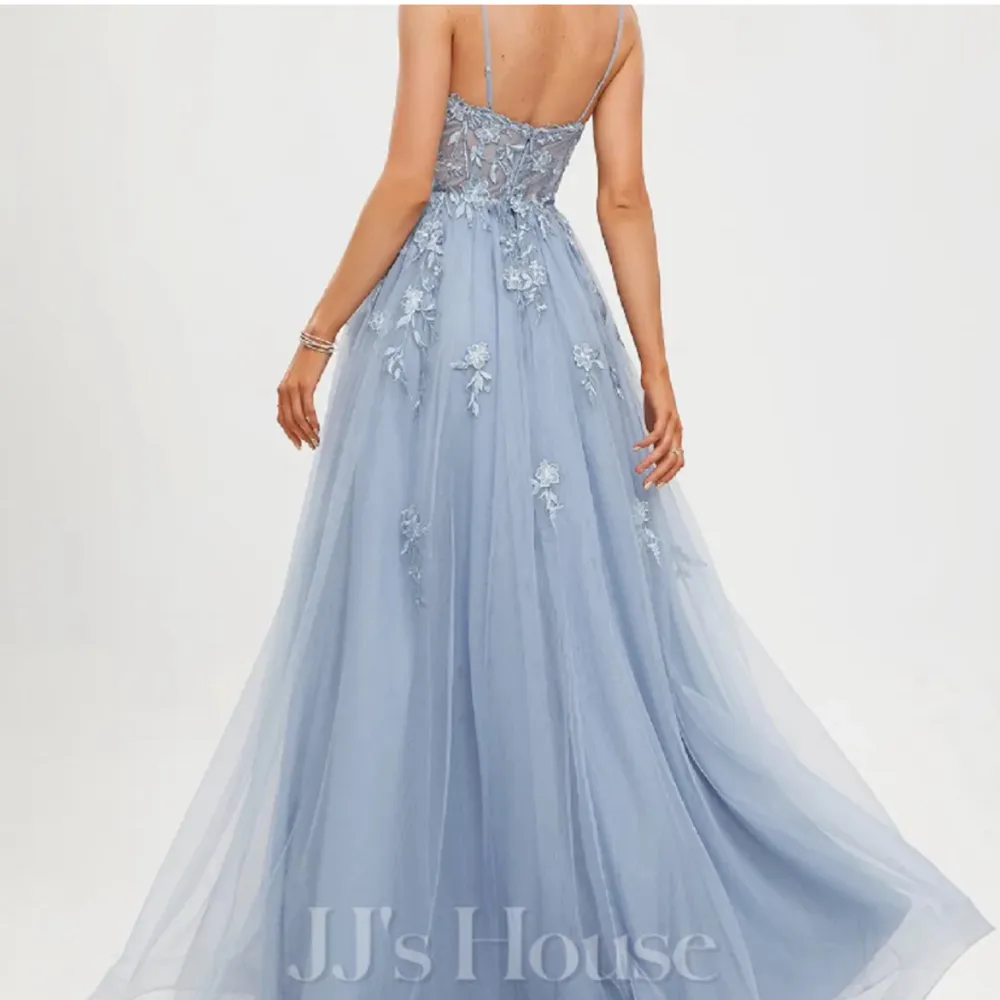 Vacker oanvänd balklänning från JJ’S House! Köpt oanvänd på plick för 2200kr och  fortfarande oanvänd. Jättefina detaljer och så vacker klänning, som tyvärr inte passade mig!💓strl 36/S!. Klänningar.