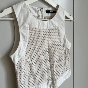 Topp Bikbok croppad XS  - Topp från Bikbok storlek XS. Fint skick utan anmärkningar.  Djur och rökfritt hem 