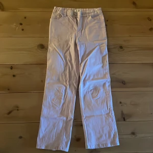 Ljuslila jeans - Hej! Nu säljer jag mina ljuslila jeans. Använd fåtal gånger. Storlek: 146.  Nypris: 350kr. Mitt pris: 120kr.  Köparen betalar frakten. 