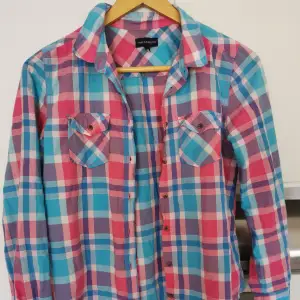 Fin blå/rosa rutig skjorta. Köpt second hand, använd få gånger, hoppas någon kan använda den mer! 💙💗