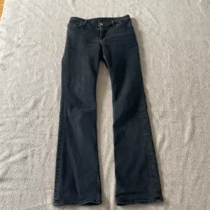 Ett par mörkgråa/svarta  lågmidjade utsvängda jeans i storlek ”26”  och i väldigt bra skick, kontakta mig för mer detaljer eller bilder💗(ord pris 500sek)