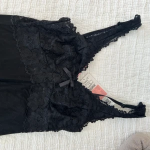 Sov plagg - Helt oanvänd, pris lapp kvar, storlek s. Fick den som present. Den är ifrån Hunkemöller.  Nypris 399:-  Säljer den för 150:- vid snabb affär. 