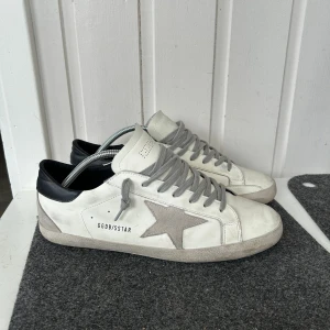 Golden Goose - Tja! Säljer mina golden goose då jag köpt nya dojjor. Skorna är hyfsat använda men den mesta smutsen går att få bort. OBS!Vissa fläckar och slitningar  är en del av designen. Kom med frågor om det finns funderingar💛