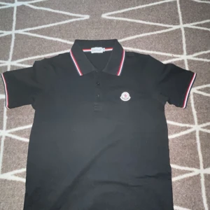 Moncler piké  - Jätte fint för sommaren