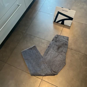 Tiger of sweden jeans - Tjena! säljer dessa riktigt snygga gråa jeans från tiger of sweden i perfekt skick, storlek W31 L32 regular fit. Bara att höra av dig om intresserad!🙌✅