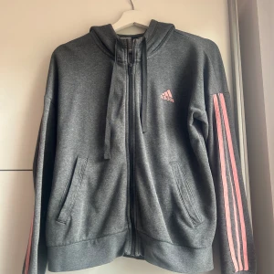 Adidas kofta  - En jätte fin adidas kofta med luva. Använd ett par gånger men är i bra skick. Storlek S
