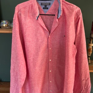 Tommy hilfiger skjorta  - Använd fåtal gånger, skick 10/10. Storlek xxl, perfekt till nu när de börjar bli varmare. Ny pris 1800 mitt pris 250. Kan sänka vid snabb affär 