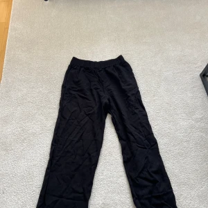 Linnebyxor  - Svarta linnebyxor, endast använda 3-4 gånger.