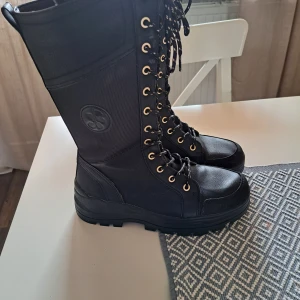 Vinterstövlar - Vinterstövlar i storlek 39 fodrade Använd ca 2 ggr så nyskick  Säljes pga att det var inte riktigt min stil. Varma och sköna är dom Nypris var 700kr 