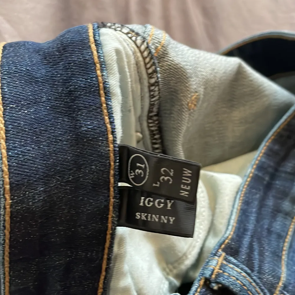 Tja! Säljer dessa jeans från NEUW i modellen Iggy då dom inte kommit till användning. Knappt använda och finns inga tecken på användning.  OBS! Rekomenderas bara för folk med smala ben då dom är skinny i modellen. Hör av er vid minsta lilla intresse.. Jeans & Byxor.