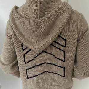Säljer denna fräscha Zadig & Voltaire hoodie i nästintill nytt skick. Storlek xs men passar s och m. Modellen är 180 cm. 