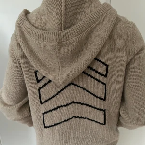 Zadig hoodie  - Säljer denna fräscha Zadig & Voltaire hoodie i nästintill nytt skick. Storlek xs men passar s och m. Modellen är 180 cm. 