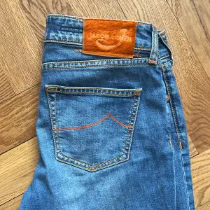 Säljer dessa tvärfeta Jacob Cohen jeans, extremt bra skick! Storlek 28 men sitter som w29. Priset kan diskuteras, skriv vid frågor eller funderingar!