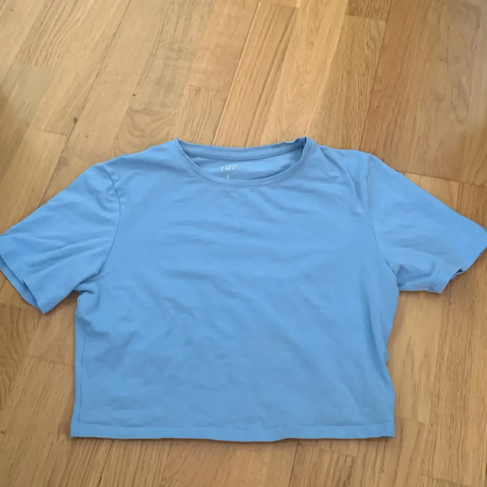 Säljer en super fin blå topp/t-shirt som tyvärr inte kommer till användning längre. Utan defekter och i nyskick💗. T-shirts.