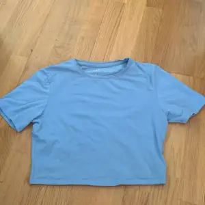 Säljer en super fin blå topp/t-shirt som tyvärr inte kommer till användning längre. Utan defekter och i nyskick💗