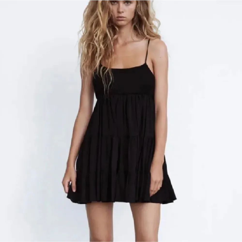 Säljer min svarta zara klänning då den inte kommer till användning längre, storlek S💗. Klänningar.