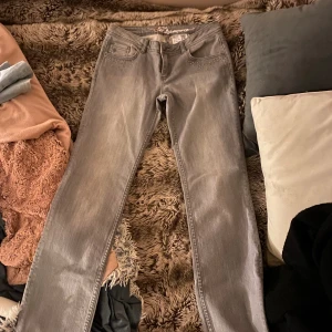 lågmidjade gråa jeans - världens finaste gråa jeans med superfina detaljer, säljer därför att de var för små. vill sälja snabbt så kom med bud!!!! 🌟🌟💕 kan skicka bättre bilder