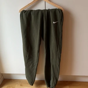 Nike mjukis - Oversized nike mjukis i military green. Unisex modell! Sparsamt använda😍  [ OBS, köper du fler varor bjuder jag på frakten 🤌🏻 ]