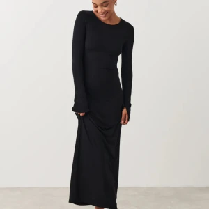 Soft touch jersey maxi dress - Underbar smickrande klänning från Gina. Storlek S 🖤