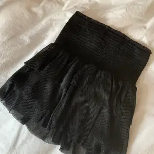 Svart glittrig kjol från neo noir, aldrig använd (säljer för att kjolen va i fel storlek) 🖤 