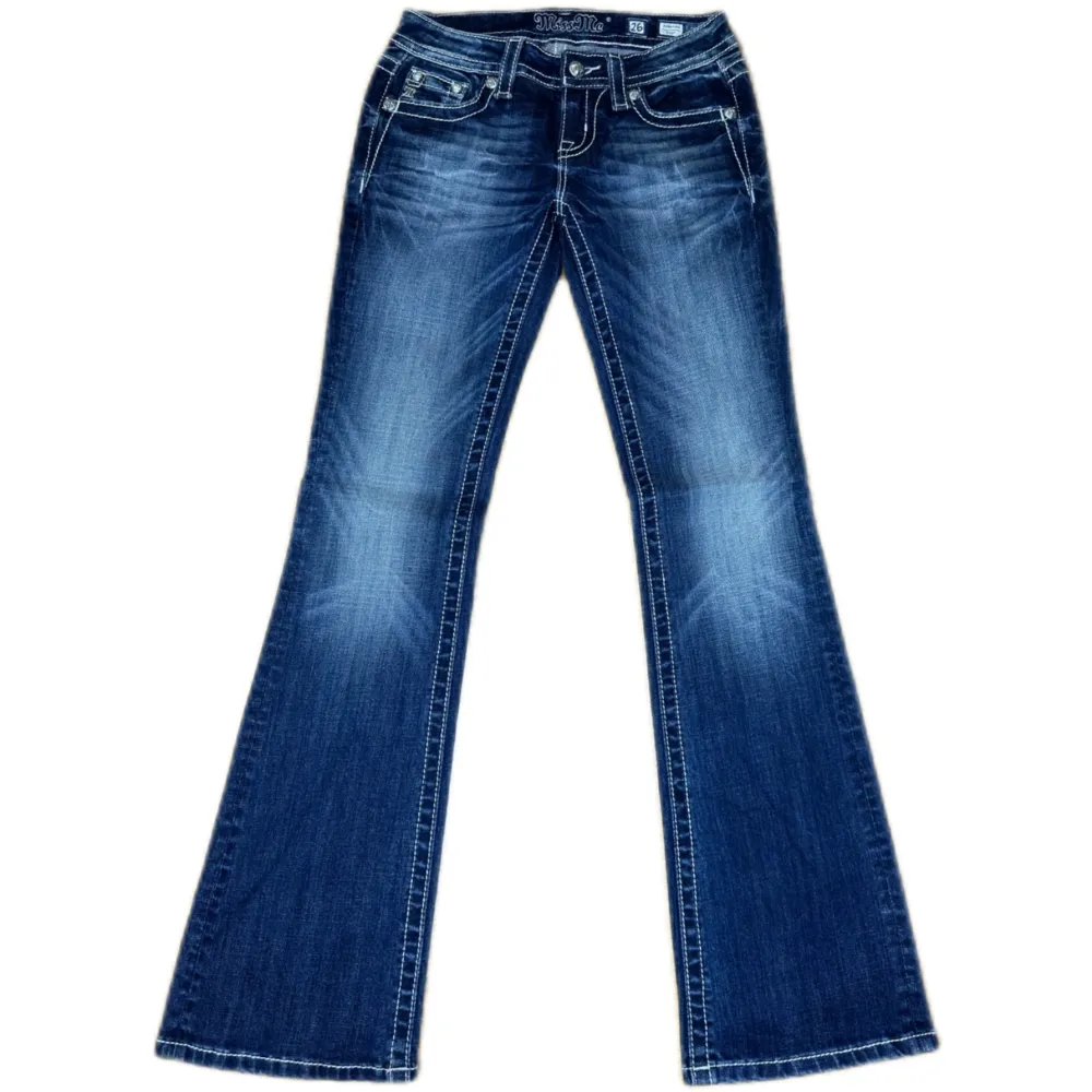 Miss Me jeans i modellen ”signature/boot” midjemåttet rakt över är 38cm. Ytterbenet 104cm och innerbenet 84cm. Jeansen är som helt nya. Kontakta vid intresse!. Jeans & Byxor.
