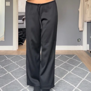 Byxa - Köpta från zara men aldrig använt. Pris lappen är tyvär inte kvar.   Storlek xs men passar även s.  Skriv vid frågor/bilder💗