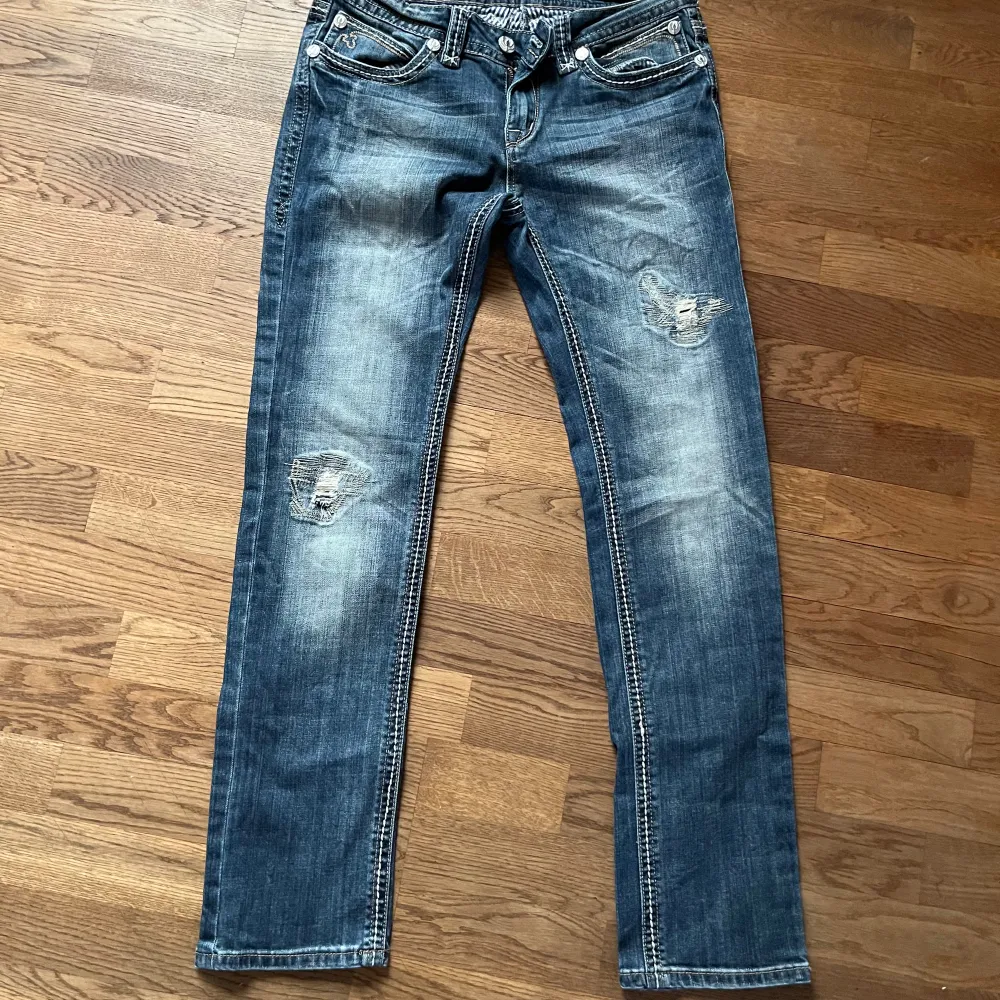 Fett snygga lowwaisted bootcut jeans som e för små på mig🥲. Jeans & Byxor.