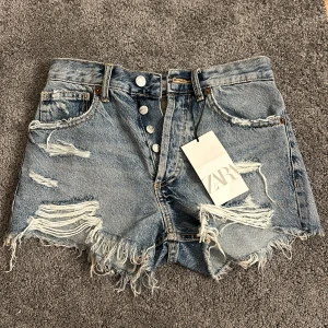 Zara shorts  - Hej, säljer ett par helt oanvända Shorts med lappar kvar, ordinarie pris 329kr och jag säljer dem för 199kr