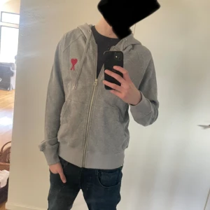 Ami Paris Zip Up - I säljer denna feta Ami Paris Zip up I I aldrig Andvänd I I storlek M I