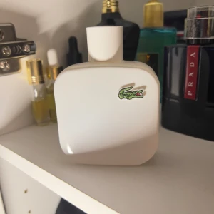 Lacoste sommardoft - Säljer denna unika sommardoft från Lacoste! Om du vill lukta citron samtidigt som du har lite mystiska manliga undernoter så är denna perfekt för dig. Sommar, stranden, fester, jobbet.  100ml (80ml) kvar ungefär.