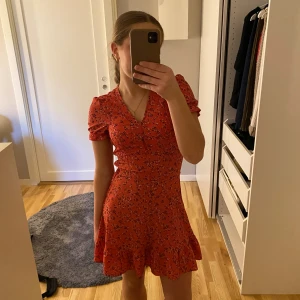 Klänning från hm  - Jätte fin sommarklänning från divided som funkar jätte bra till midsommar. Använd 1 gång. 