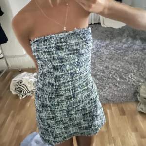 LÅNADE BILDER FRÅN FÖRRA SÄLJAREN!! Säljer denna super fina zara klänning då den inte kommit till användning! Väldigt fin nu till sommaren💕 Köpt på Plick men jag har aldrig använt den💕