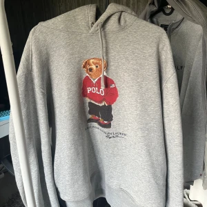 Ralph lauren hoodie - En Ralph lauren hoodie e fint skick. Den är sällsynt och riktigt snygg hör av er vid frågor,.