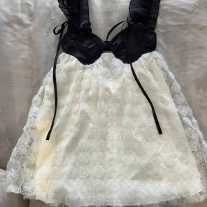 Klänning - Oanvänd klänning i storlek S, väldigt fin på kroppen och uppfattar den inte genomskinlig 🩷 Säljer då den tyvärr inte passade mig 