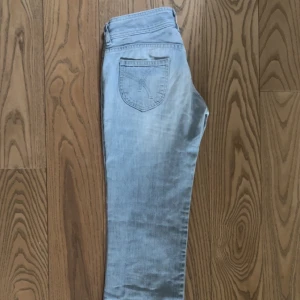 Lågmidjade jeans - Ett par superfina ljusblåa lågmidjade jeans som tyvärr är försmå för mig. Midjemått 38 och innerbensmått 82. Jag är 172 och de är perfekt i längden💘