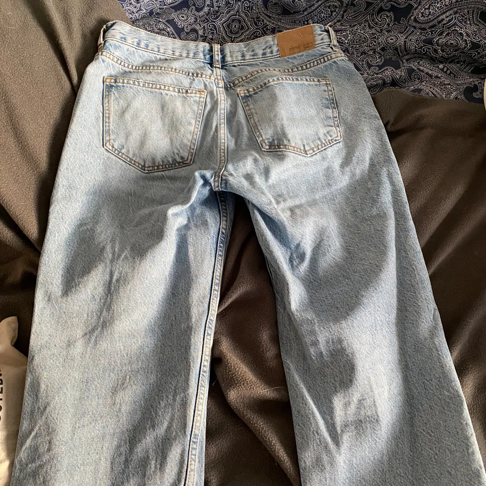 Säljer mina lågmidjade raka jeans från Gina Tricot. Finns små tecken på användning (finns bild) men överlag ser dom ut som nya. Original pris 500. Jeans & Byxor.
