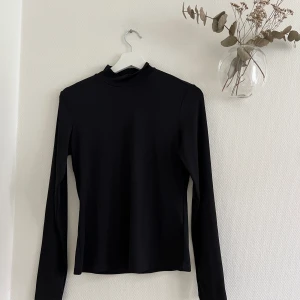 2 halv polo tröjor  - 2 halv polo tröjor från hm i storlek S, oanvända! Båda för 60kr