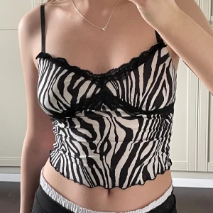 Zebra linne med spetsdetalj - Inte använd! 🦓 Helt ok kvalité. Stretchigt material. Säljer eftersom jag har två exakt likadana 😅 