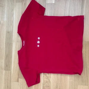 T-shirt - Helt ny gullig t-shirt från hollister i storlek xs.