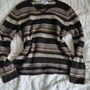 Stickad tröja - Söt stickad tröja i olika nyanser av brunt🫶 Från Joy men köpt på Sellpy från början.