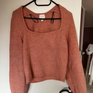 stickad tröja - Knappt använd, färgen är mest som andra bilden🩷