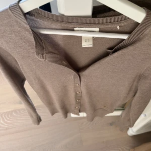 kofta - säljer min kofta då den inte kommer till användning💕 den är som ny och aldrig använd, skriv vid intresse!🥰 ordinarie pris: 250kr